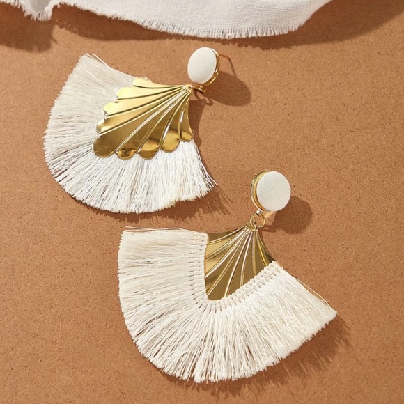 Jewelry - 🍭NWT! GOLD FRINGE EARRING